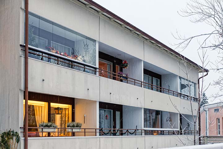 Kerrostalon seinusta, parvekkeita, joista osa lasitettuja