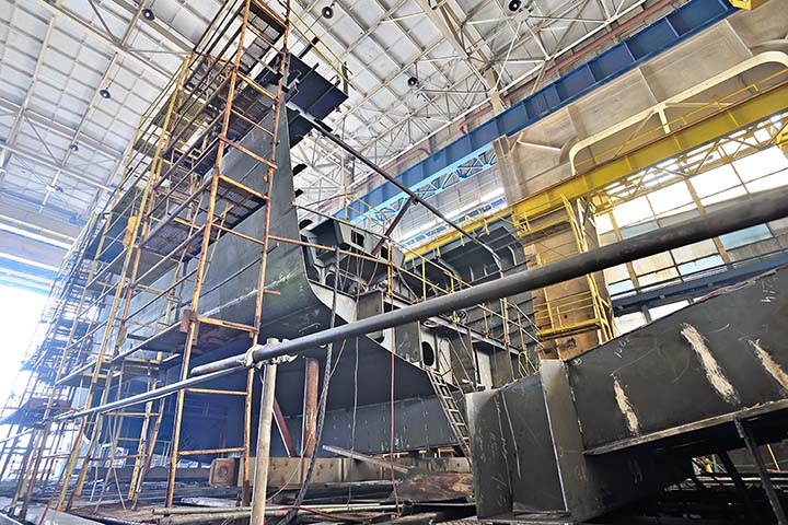 Laivan rakennusta kuivatelakalla