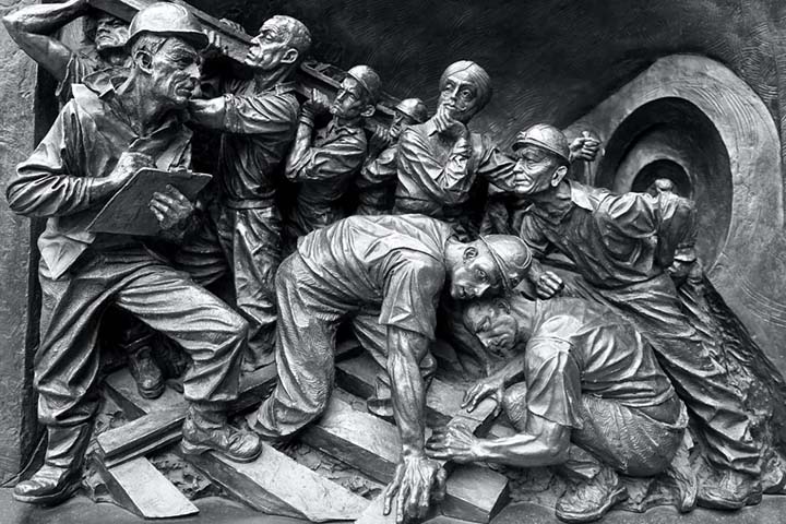 metallinen patsas, jossa miehet rakentavat rautatietä