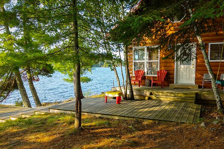 Mökki järven rannalla, terassi mökin edessä