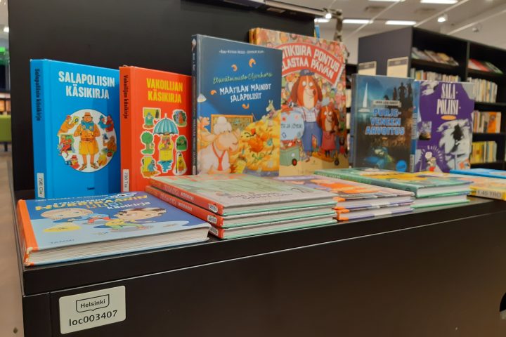 Lastenkirjoja esillä kirjanäyttelyssä.