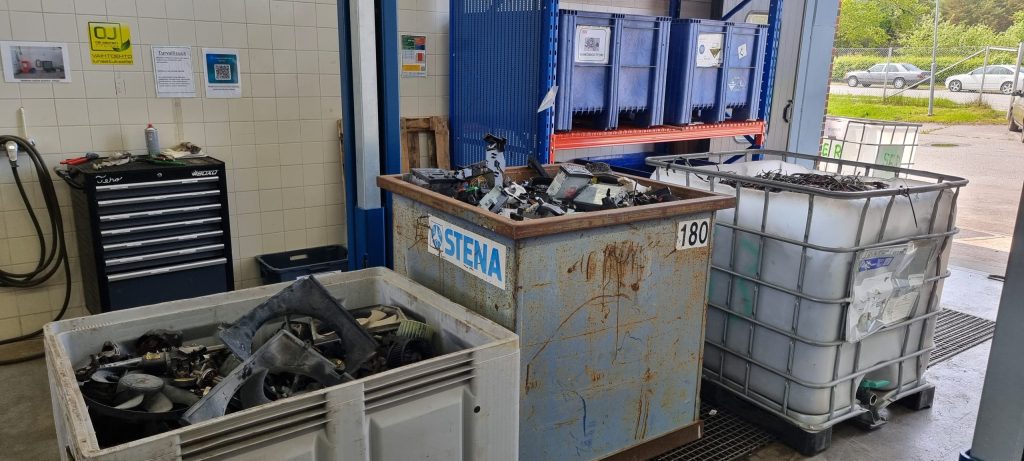 Noin 50 liikennekäytöstä poistetun auton sähkömoottorit, SER-jae sekä kuparikaapelit.