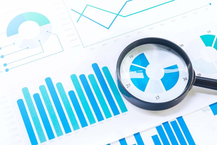 piirrettyjä talouden raportteja, yhden päällä suurennuslasi