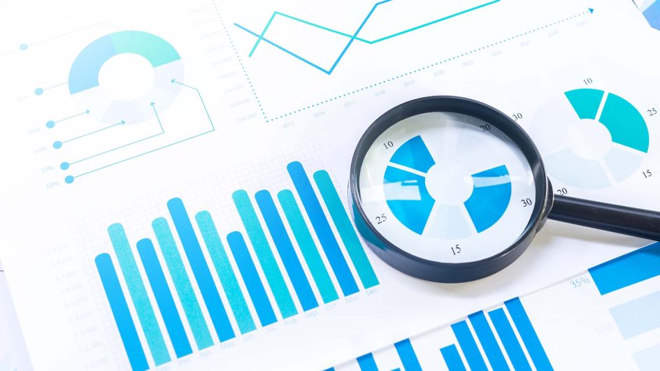piirrettyjä talouden raportteja, yhden päällä suurennuslasi