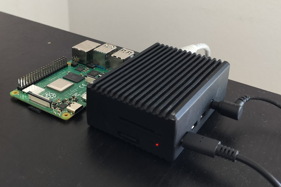 Opinnäytetyössä käytetty Raspberry Pi -soitin kuvattuna kotelon ulko- ja sisäpuolella.