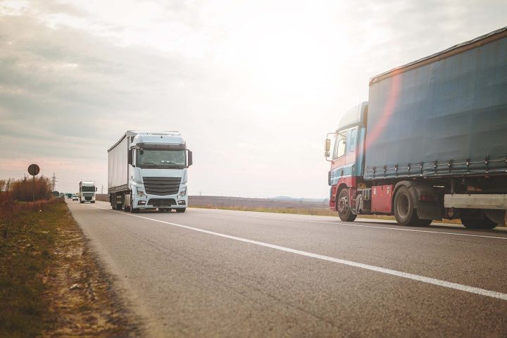 3 rekkaa maantiellä