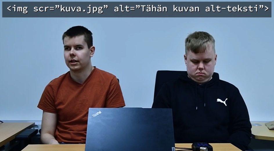 Kaksi nuorta miestä tietokoneen äärellä, kuvassa näkyy myös Alt-teksti yläreunassa.