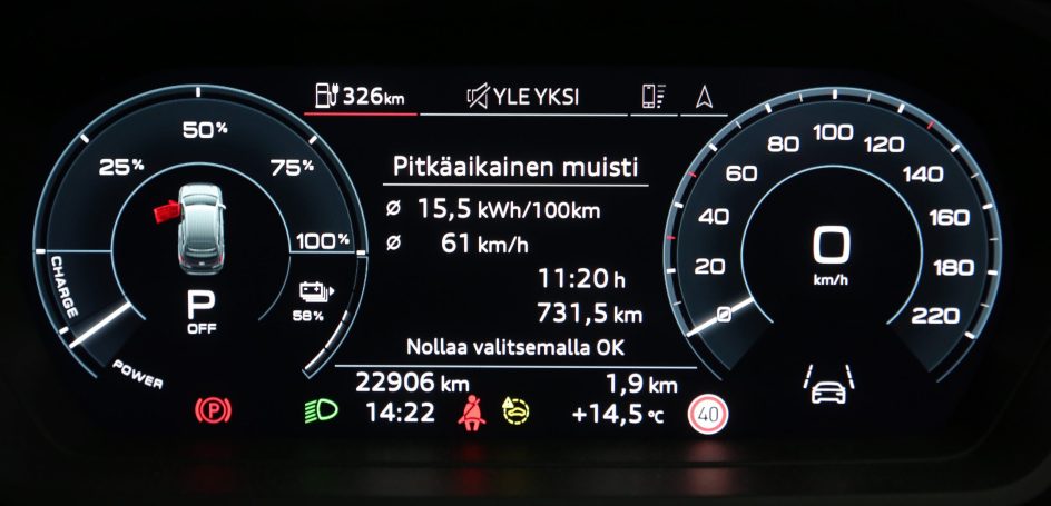 Kuvassa auton mittareita: sähkön kulutus ja nopeusmittari